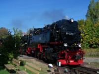 Lok 99 7240 trifft am Mittag des 28.09.2013 aus Richtung Quedlinburg im Bahnhof Gernrode ein. Am Haken hat sie den liegengebliebenen Zug 8951 mit Malletlok 99 5906.
